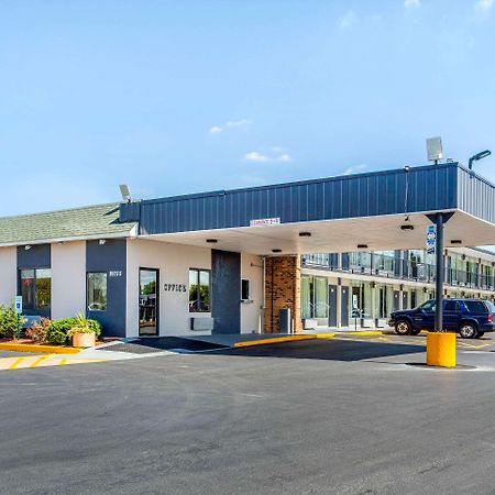 Econo Lodge Shorewood Exteriör bild
