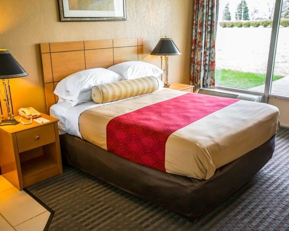 Econo Lodge Shorewood Exteriör bild