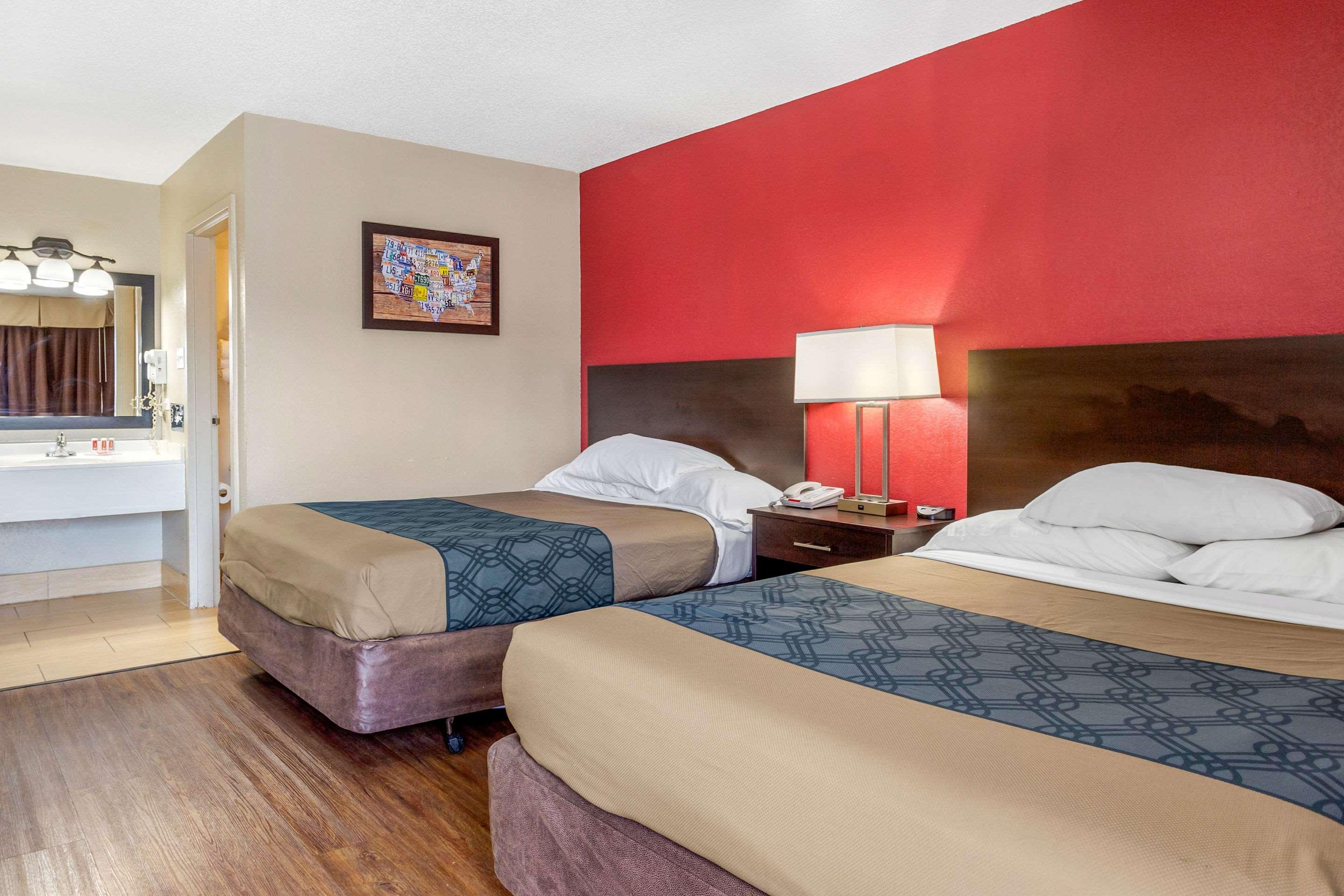 Econo Lodge Shorewood Exteriör bild