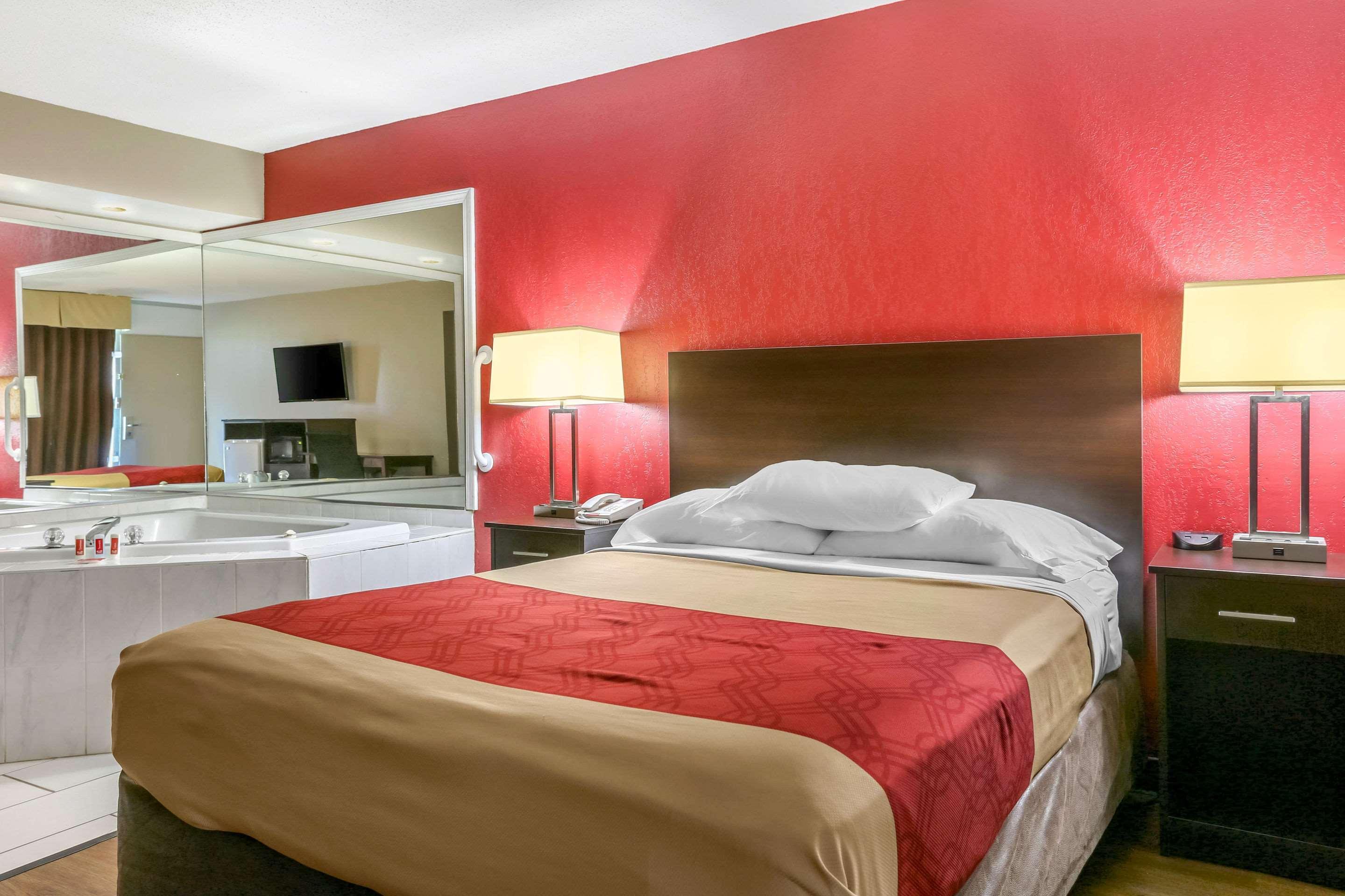 Econo Lodge Shorewood Exteriör bild
