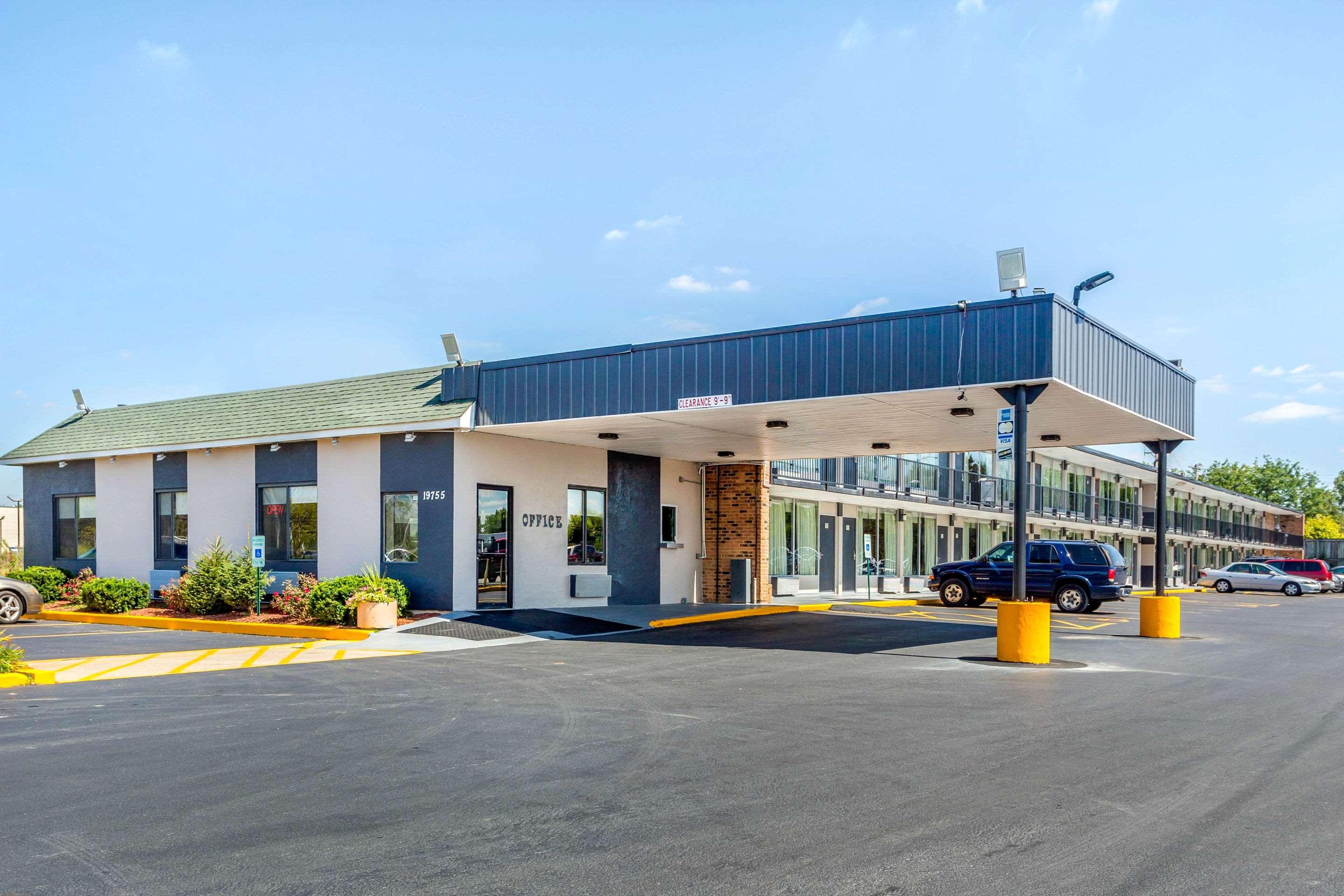 Econo Lodge Shorewood Exteriör bild