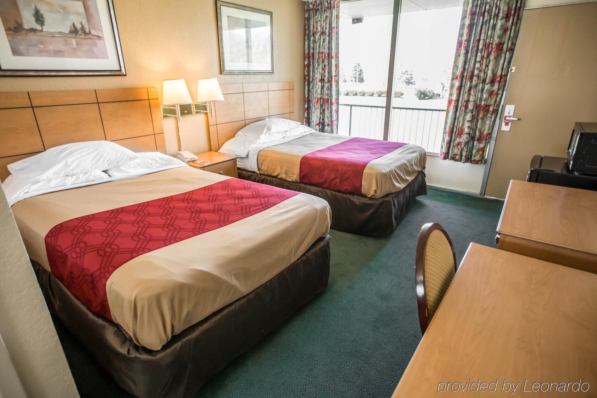 Econo Lodge Shorewood Exteriör bild