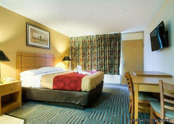 Econo Lodge Shorewood Exteriör bild
