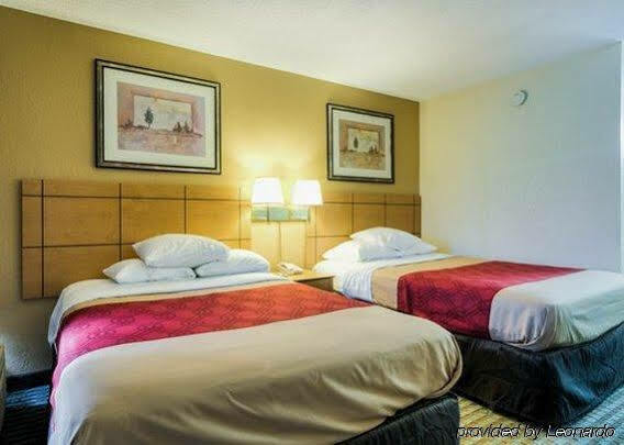 Econo Lodge Shorewood Exteriör bild