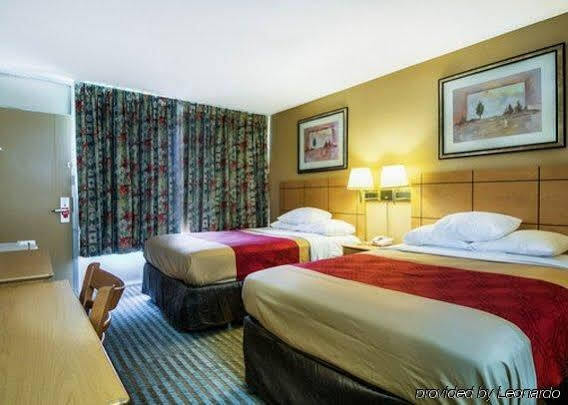 Econo Lodge Shorewood Exteriör bild